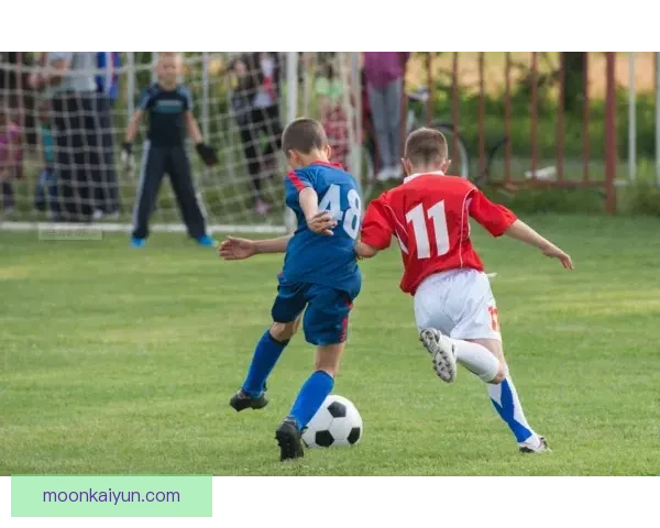 加亚踢球风格全面，防守与进攻兼顾，技术特点值得关注。